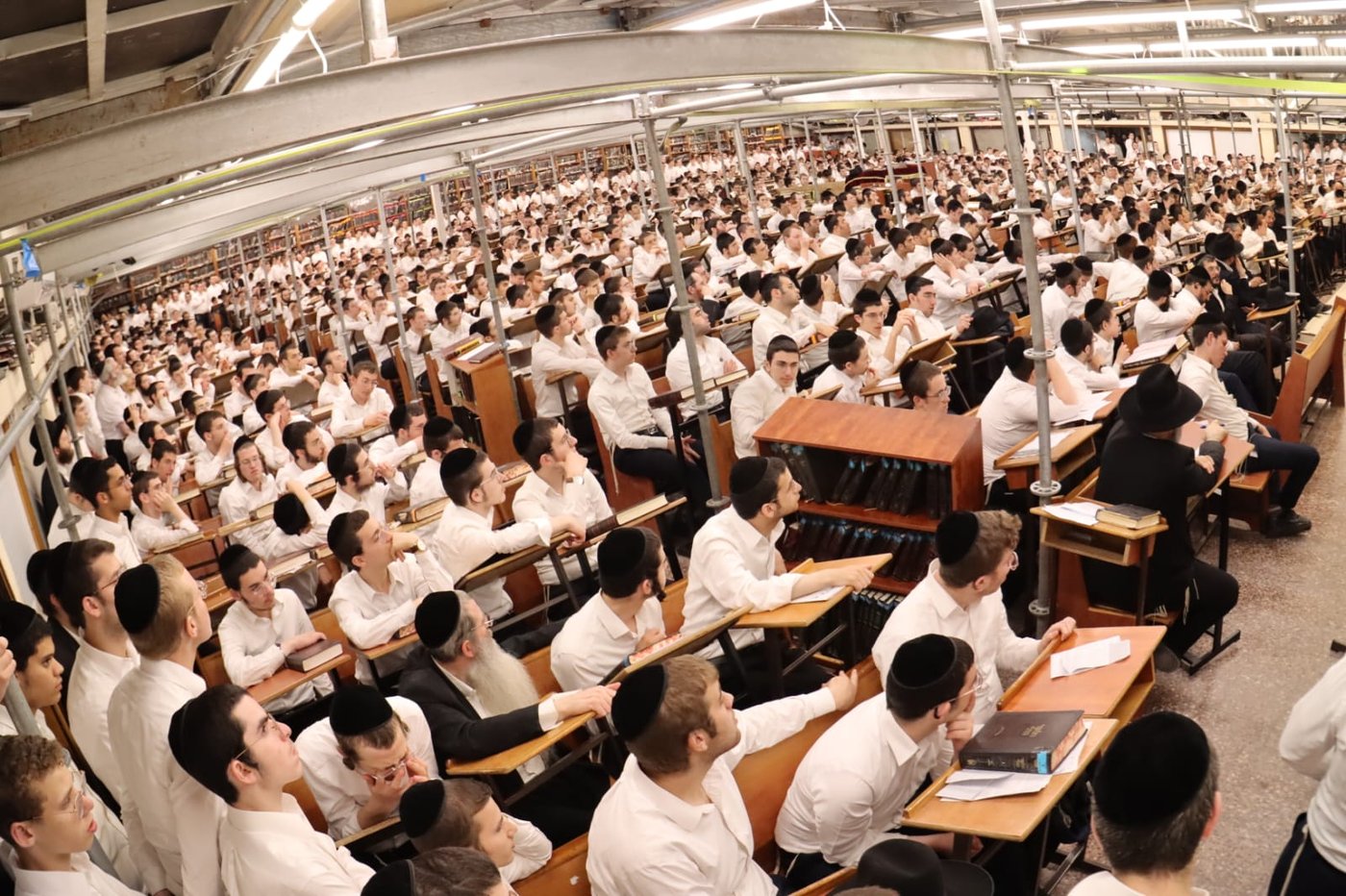 הגאון רבי דן סגל בשיחה בישיבת פוניבז'