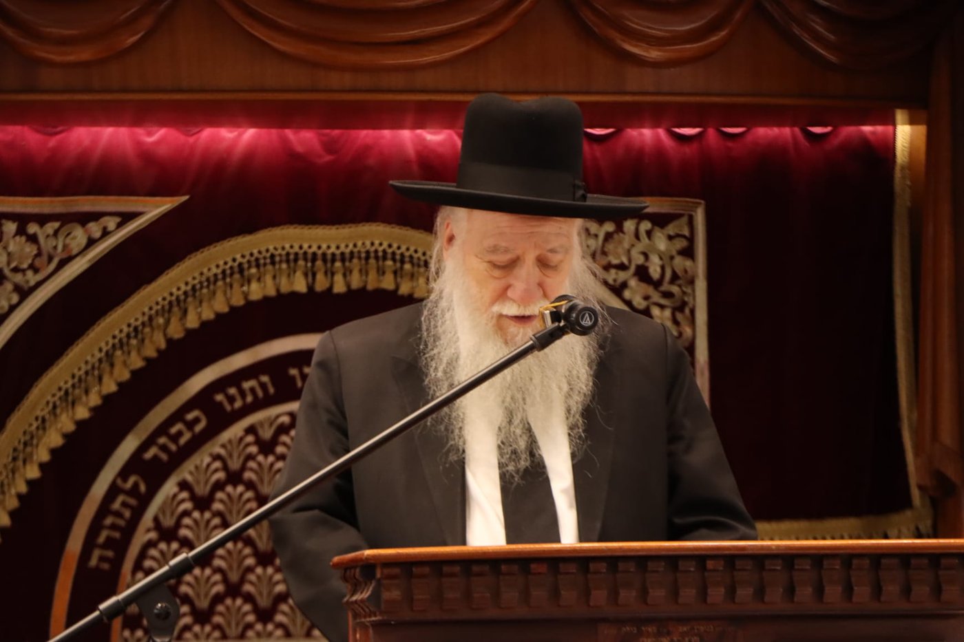 הגאון רבי דן סגל בשיחה בישיבת פוניבז'