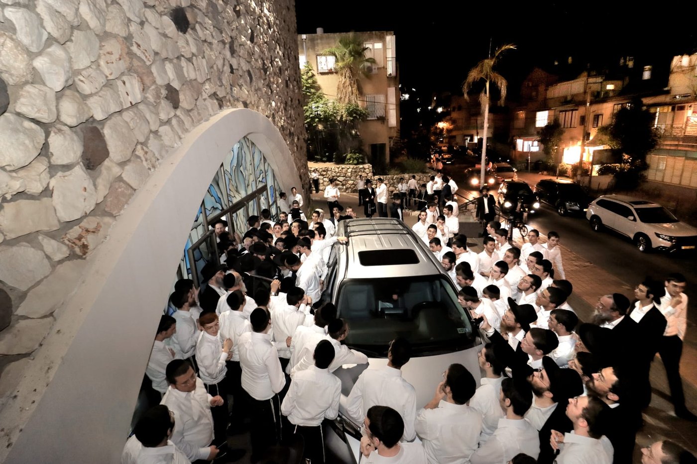 הגאון רבי דן סגל בשיחה בישיבת פוניבז'