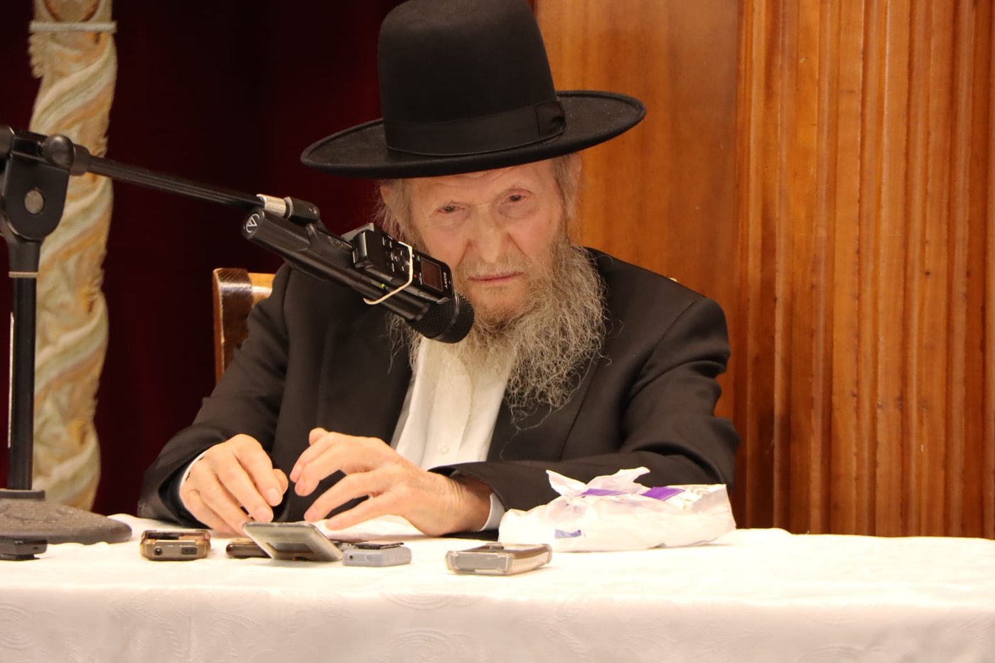 הגאון רבי דן סגל בשיחה בישיבת פוניבז'