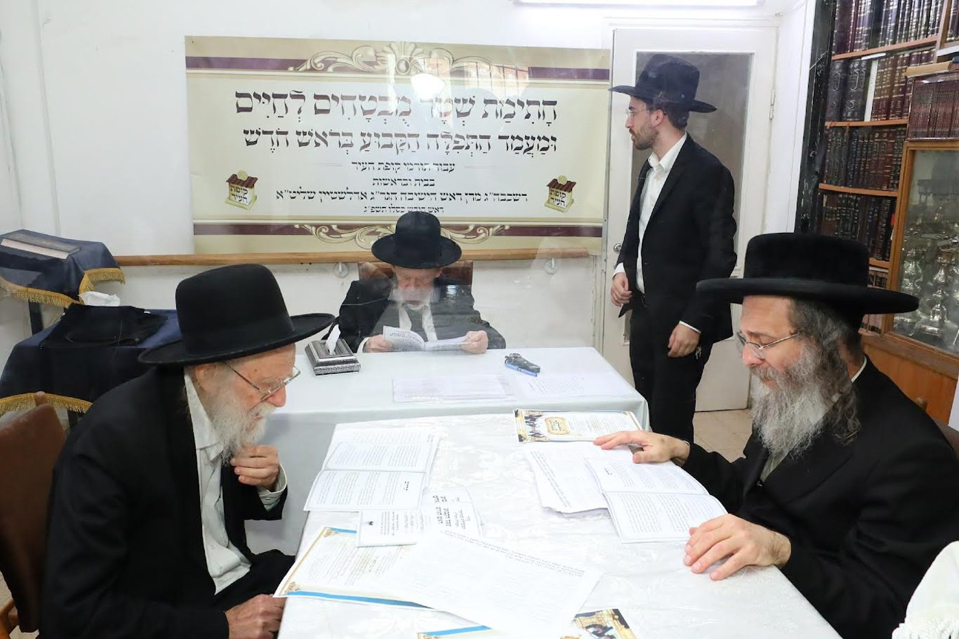 הגרי"ג אדלשטיין בחיי חיותו בחתימת השטרות
