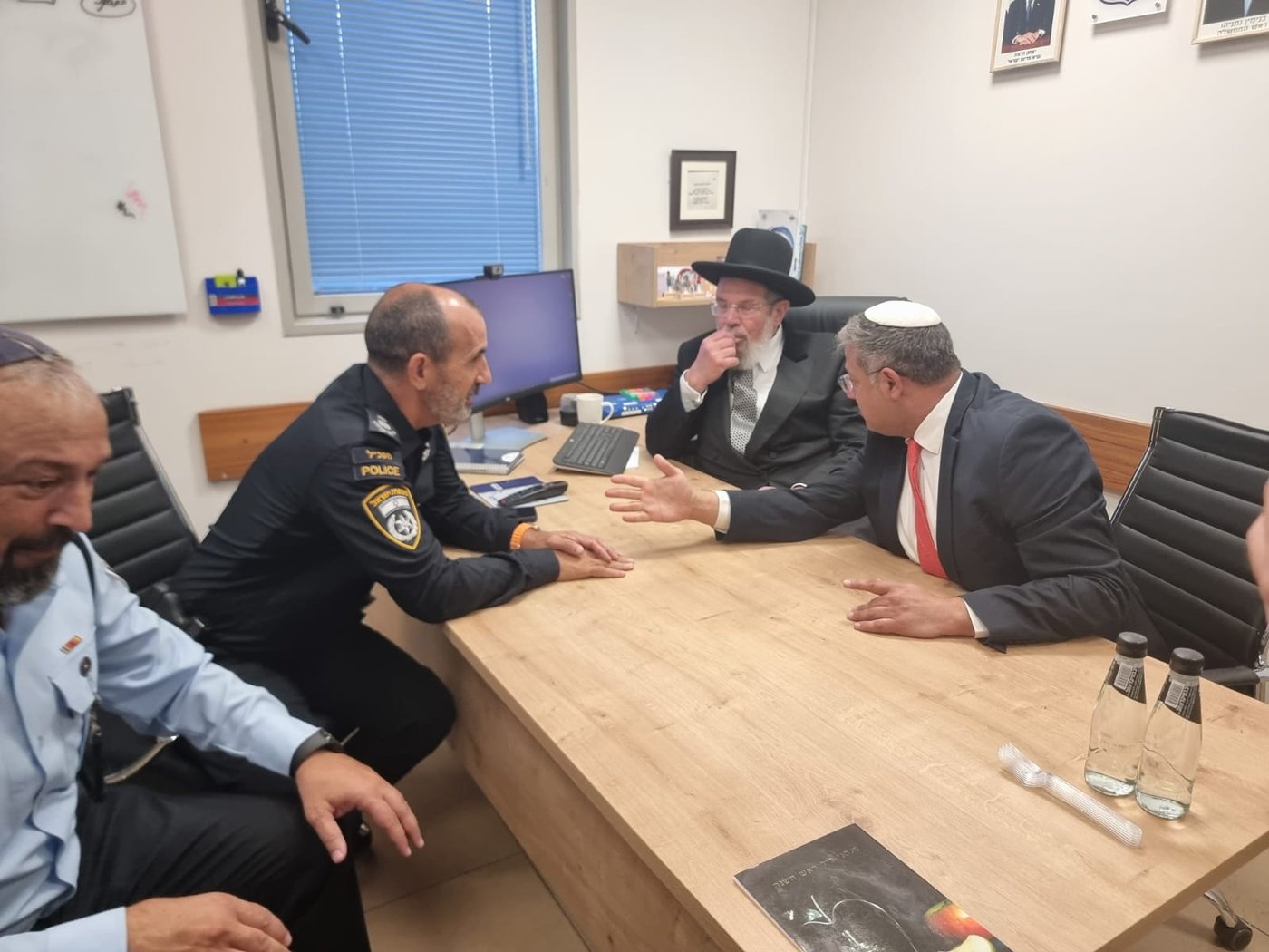 הרבנים הראשיים והשוטרים