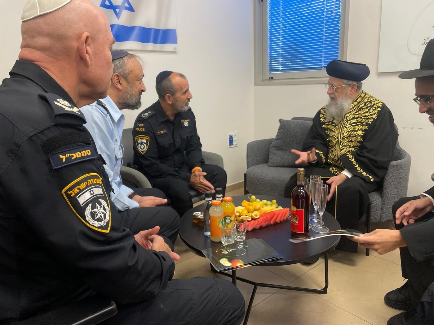 הרבנים הראשיים והשוטרים