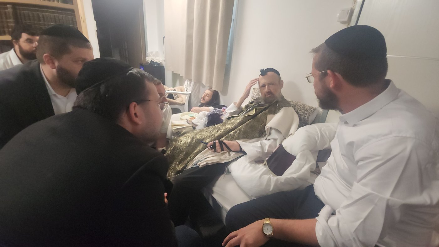 חוקר ארץ ישראל ישראל שפירא עם הגה"צ רבי דב קוק דן במיקום מעיין "מי דקלים"