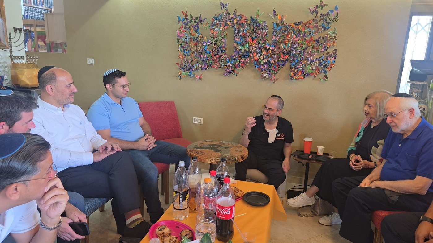 ניחום אבלים אצל נשיא איחוד הצלה אלי ביר