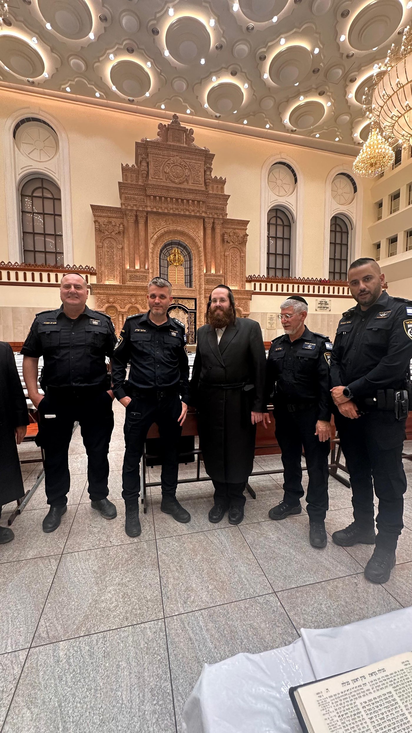 מפקדי המשטרה של מרחב דן בסיור בביהמ"ד ויז'ניץ