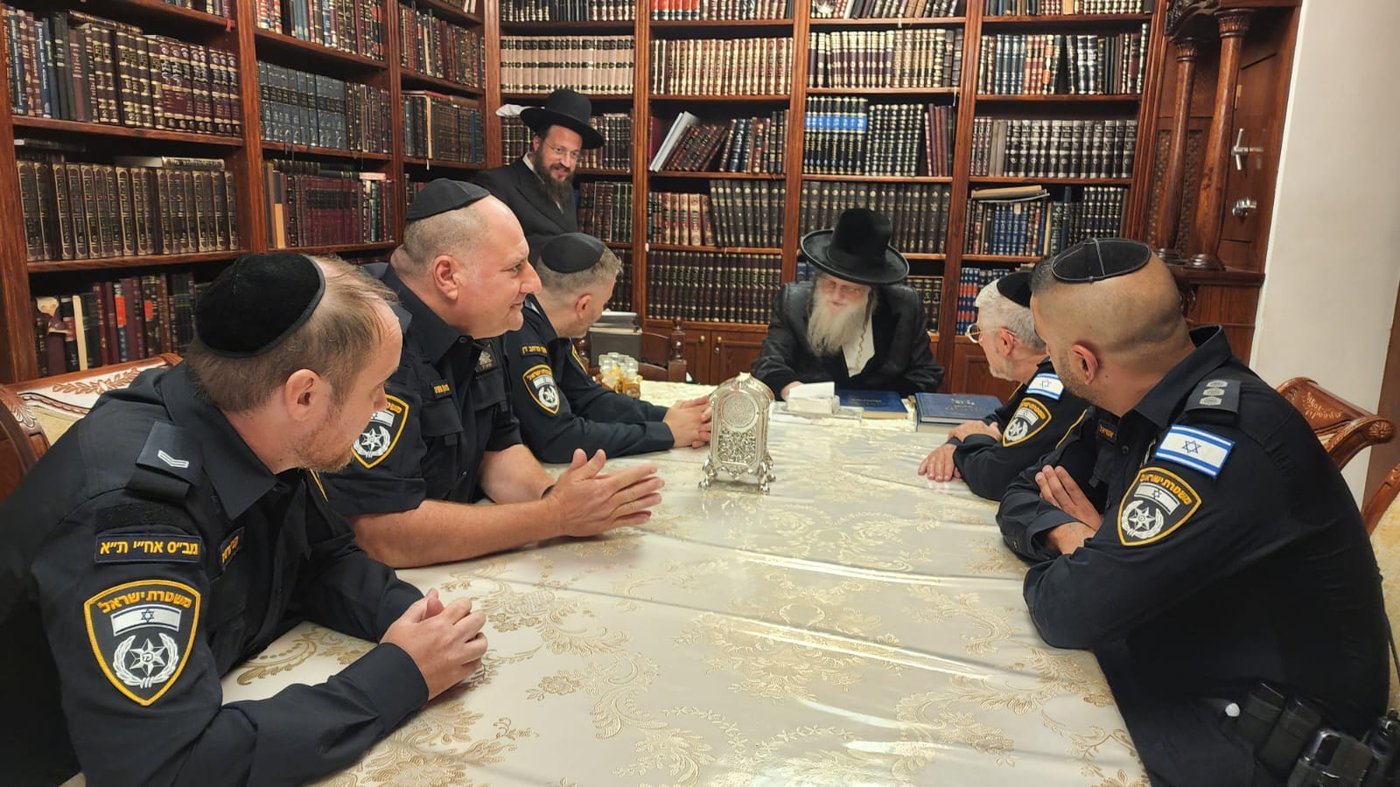 מפקדי המשטרה של מרחב דן בביקור במעונם של גדולי ישראל