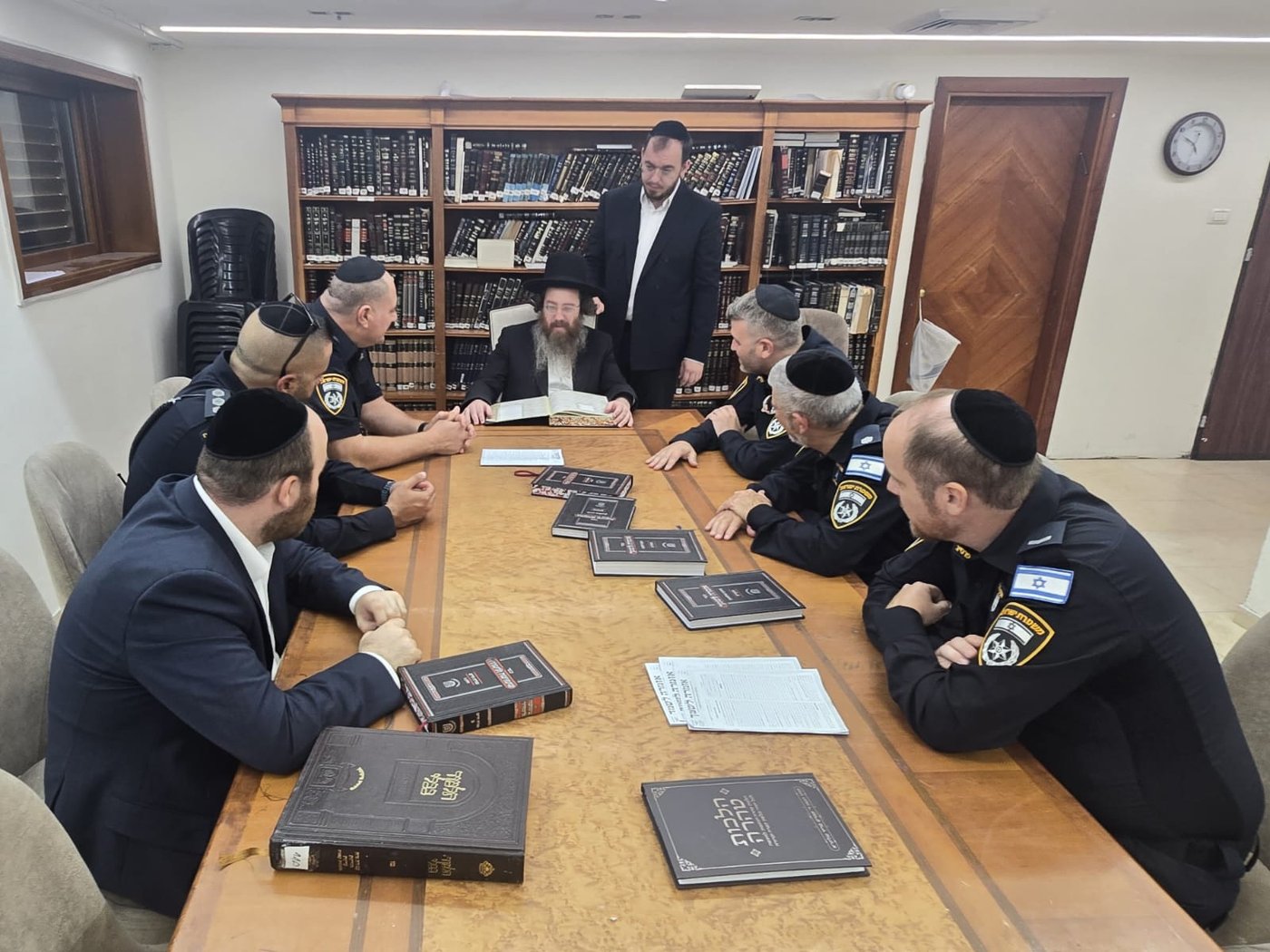מפקדי המשטרה של מרחב דן בביקור במעונם של גדולי ישראל