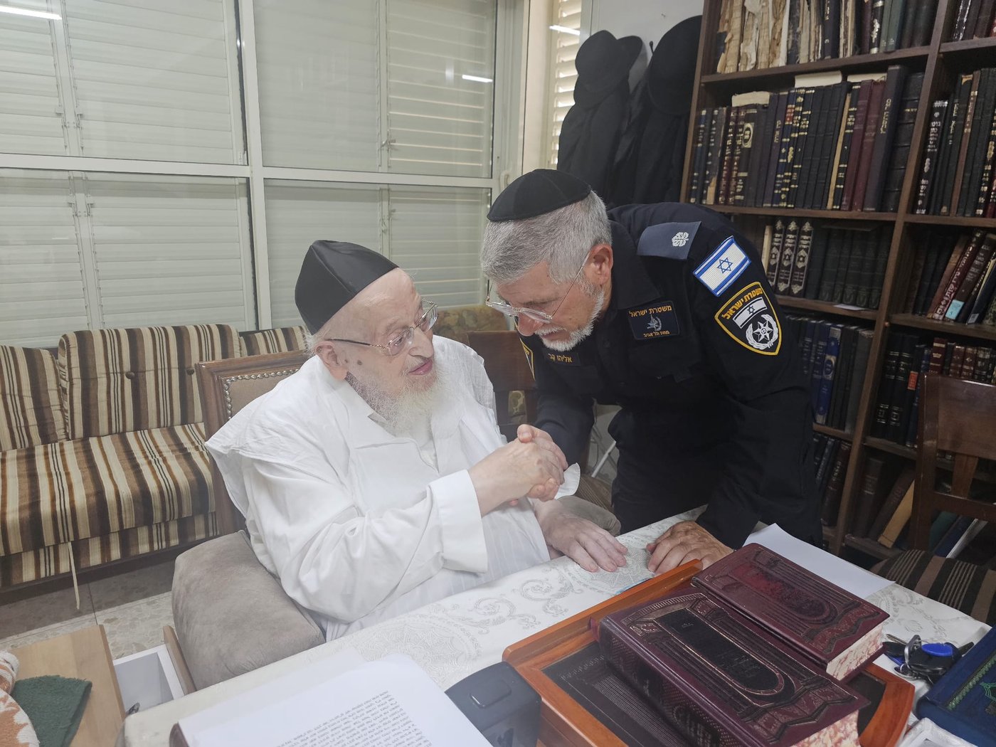 מפקדי המשטרה של מרחב דן בביקור במעונם של גדולי ישראל