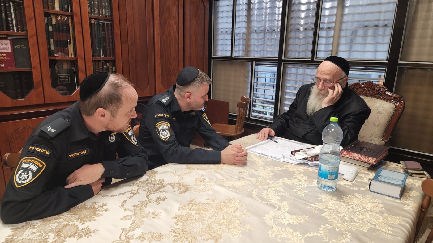 מפקדי המשטרה של מרחב דן בביקור במעונם של גדולי ישראל