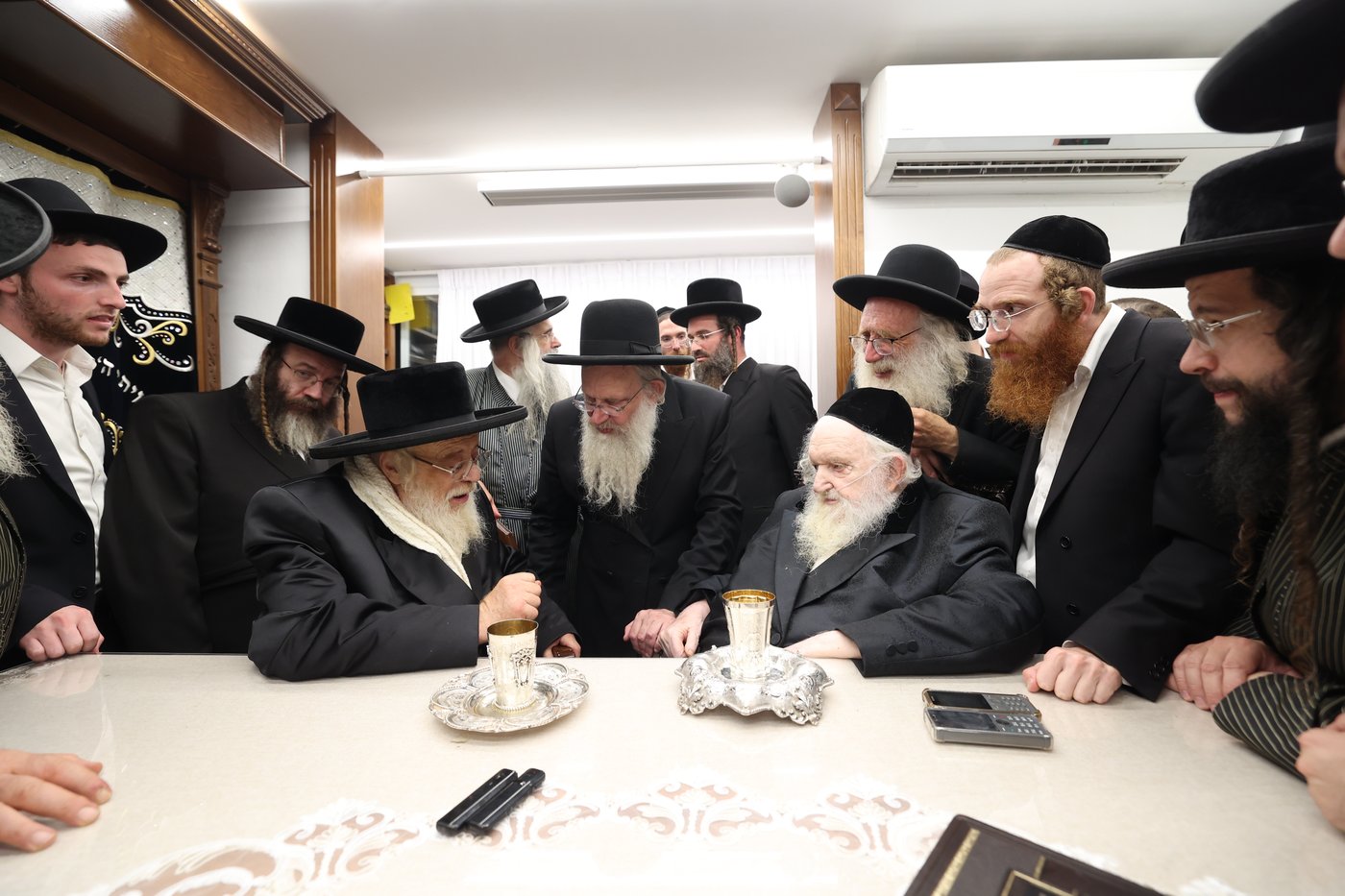 האדמו"ר מתולדות אהרן בביקור אצל הגר"מ שטרנבוך
