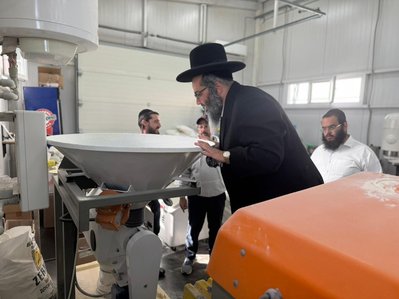 תיעוד מיוחד: הביקורת המפתיעה של רב העיר אומן במטבחי המקום לפני החג
