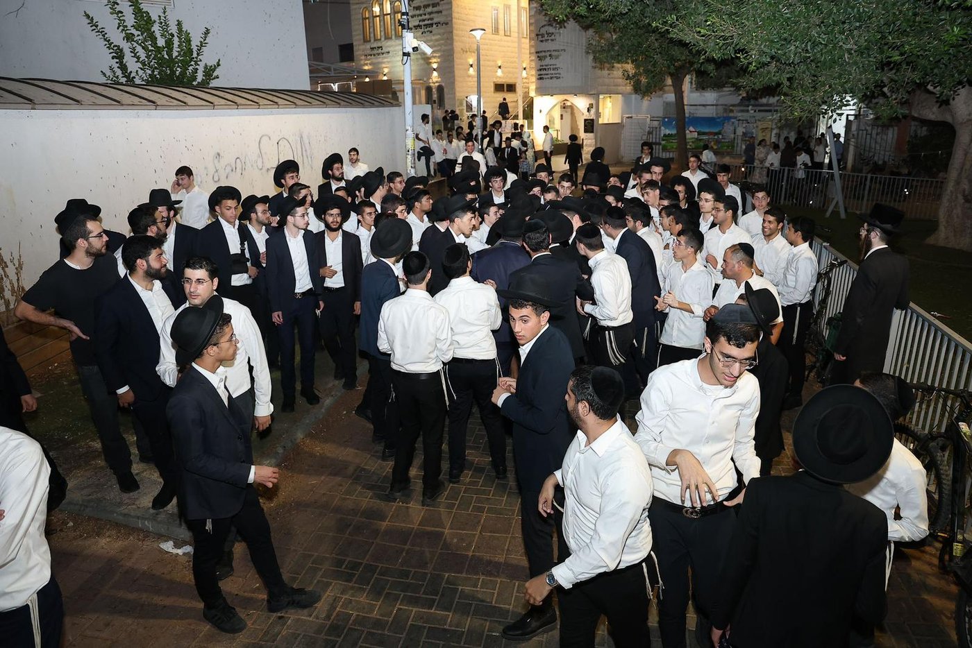 הראשל"צ הגר"י יוסף בחנוכת הבית בהיכל מרן