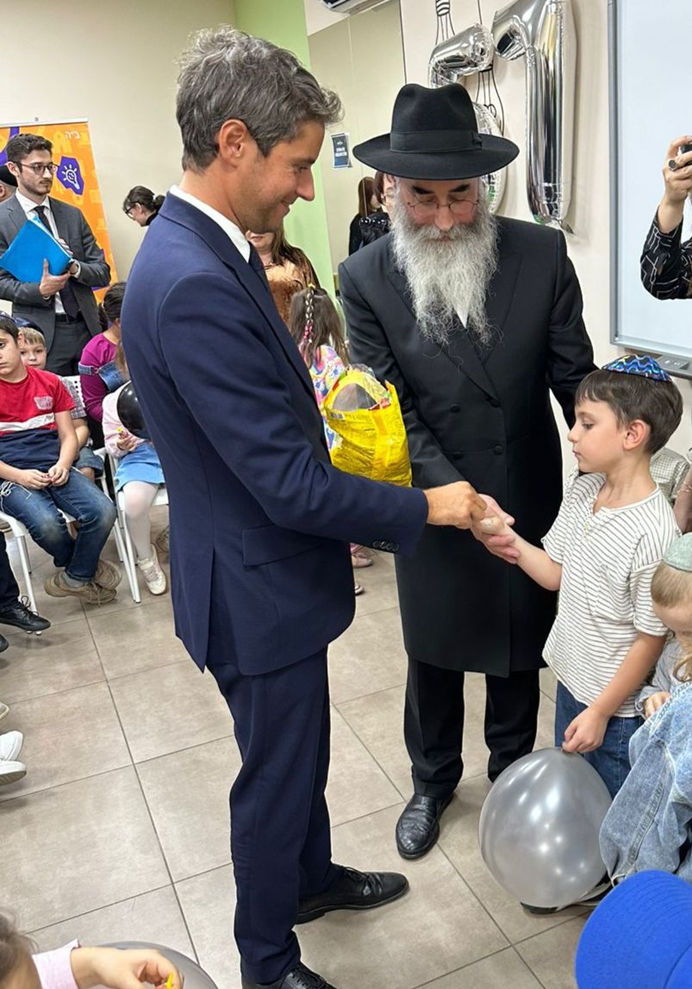 היורש של מקרון? הכוכב הפוליטי של צרפת נשנק מבכי בביקור היהודי