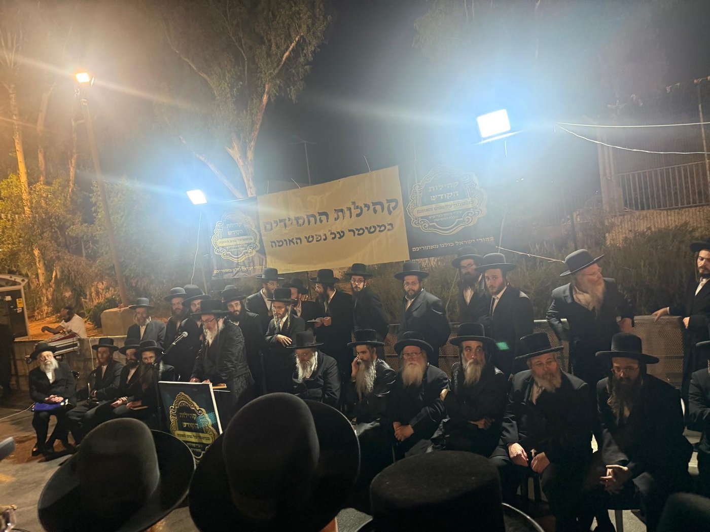 מהומה חריגה ליד כלא 10: חסידי גור בלמו טנדר עם עצורים חרדים; אחד מהם נמלט, 2 חיילים נפצעו
