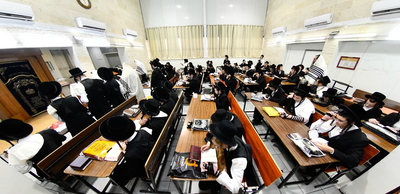 האדמו"ר מקרעטשניף י-ם בביקור בישיבתו באלעד