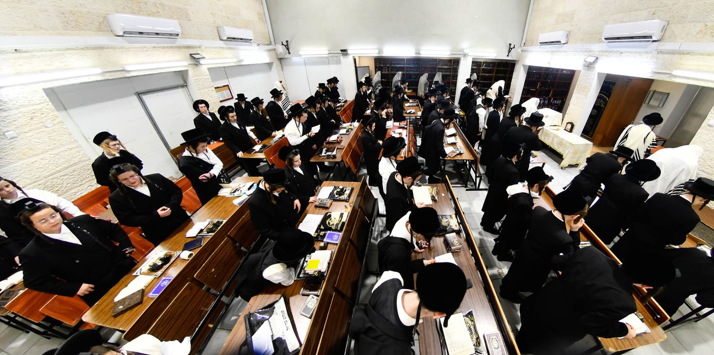 האדמו"ר מקרעטשניף י-ם בביקור בישיבתו באלעד