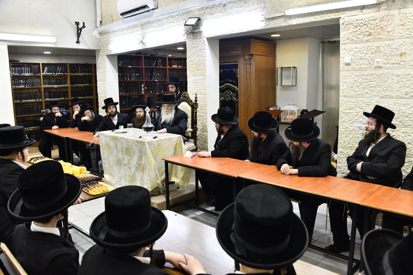 האדמו"ר מקרעטשניף י-ם בביקור בישיבתו באלעד