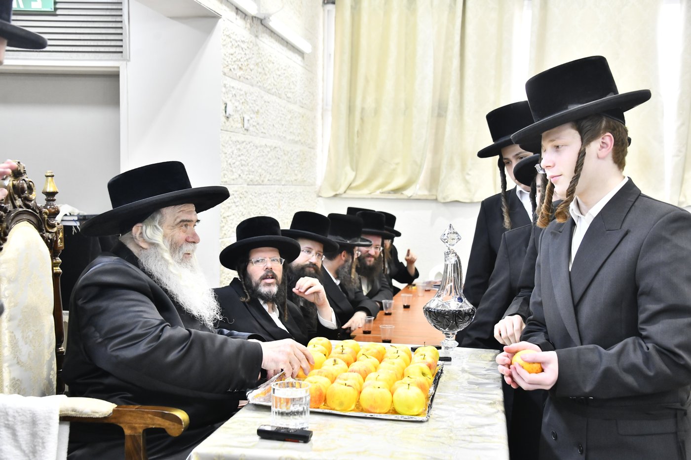 האדמו"ר מקרעטשניף י-ם בביקור בישיבתו באלעד