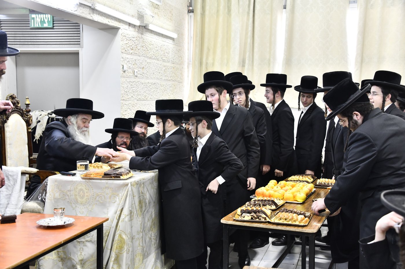 האדמו"ר מקרעטשניף י-ם בביקור בישיבתו באלעד