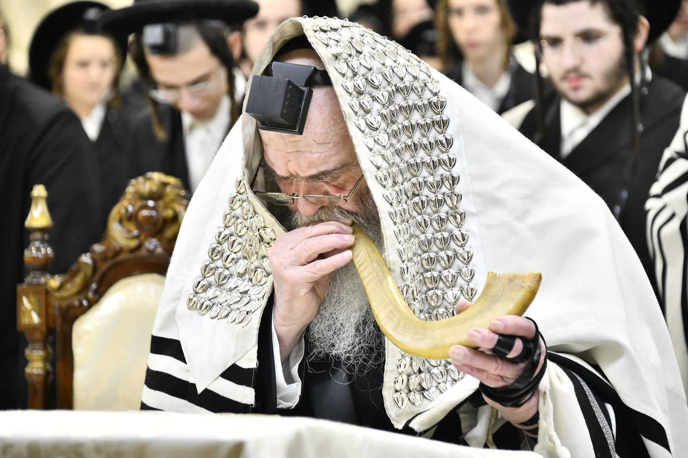 האדמו"ר מקרעטשניף י-ם בביקור בישיבתו באלעד