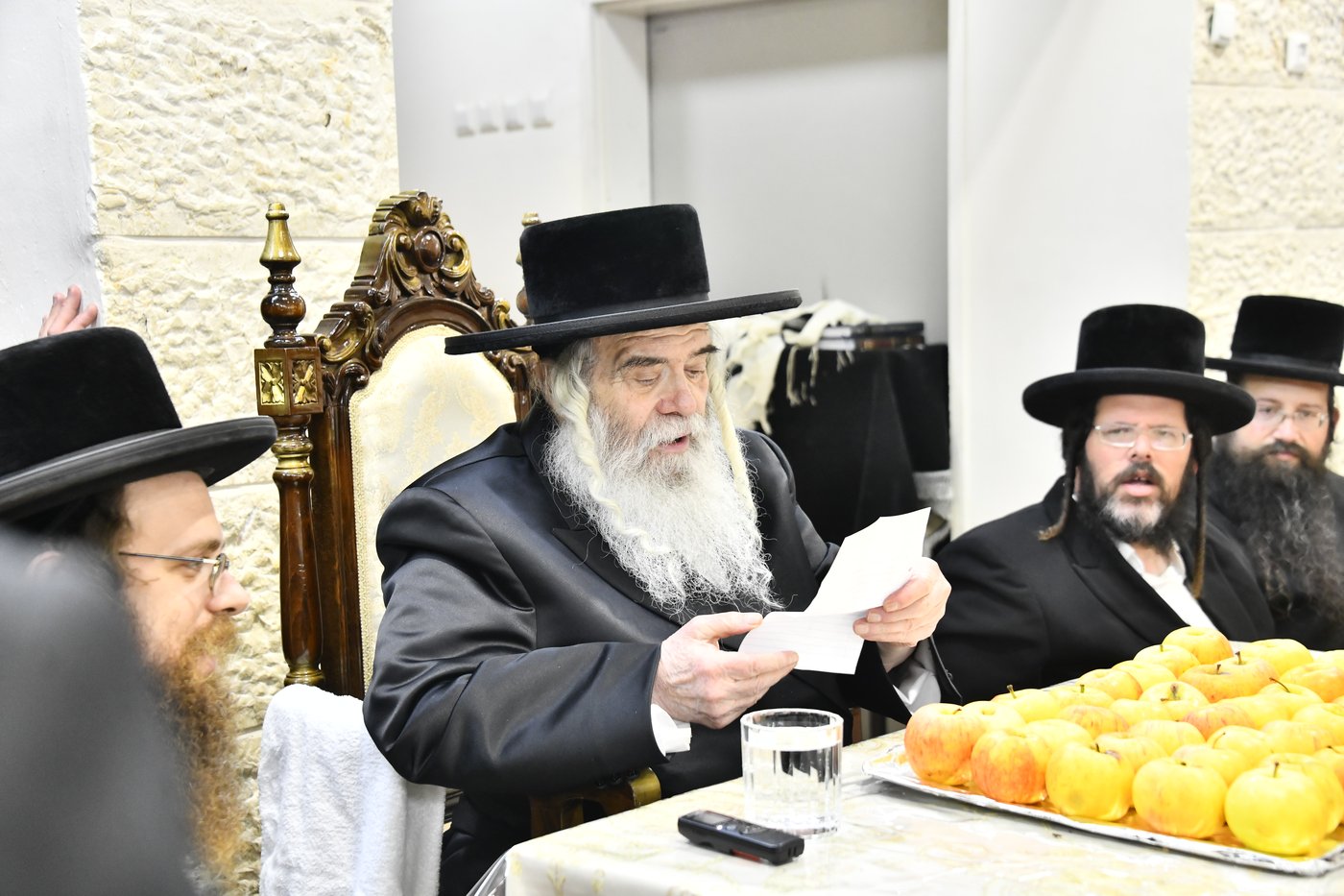 האדמו"ר מקרעטשניף י-ם בביקור בישיבתו באלעד