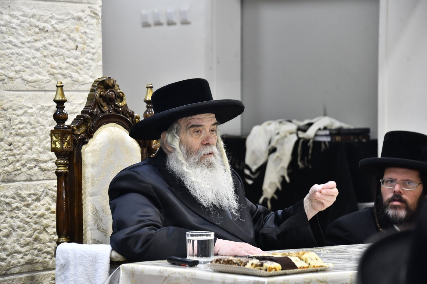 האדמו"ר מקרעטשניף י-ם בביקור בישיבתו באלעד