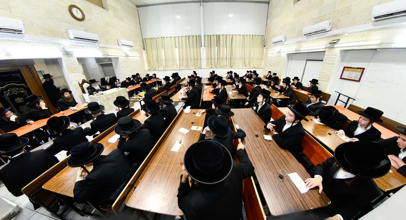 האדמו"ר מקרעטשניף י-ם בביקור בישיבתו באלעד