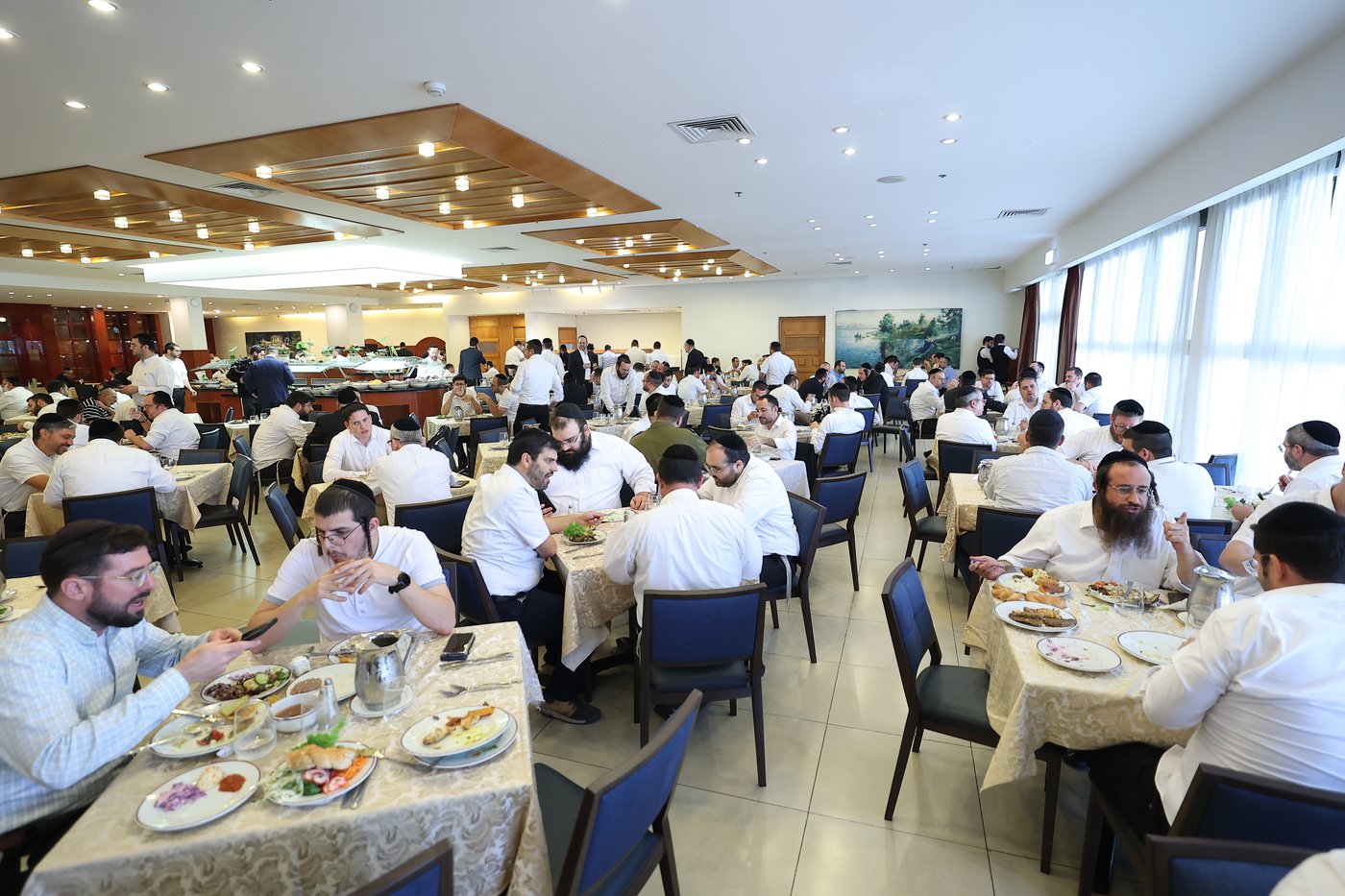 אתנחתא מוזיקלית לצד ארוחת צהריים עשירה בירחי כלה