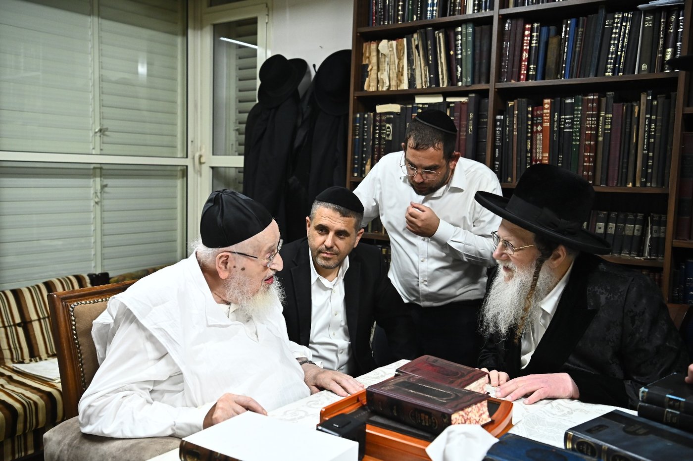 האדמו"ר ממודז'יץ בביקור אצל הגרמ"צ ברגמן