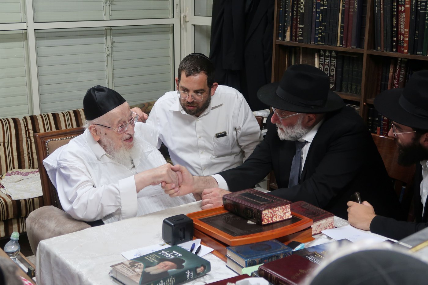  קהילת "אור תורה" דאלאס טקסס בארה"ב בראשות הגר"א פיגנבוים בביקור אצל הגרמ"צ ברגמן