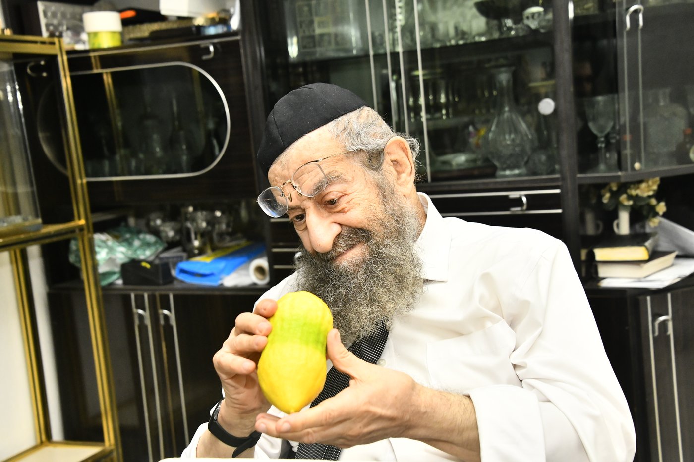 הגאון רבי מסעוד בן שמעון בבדיקת אתרוגים
