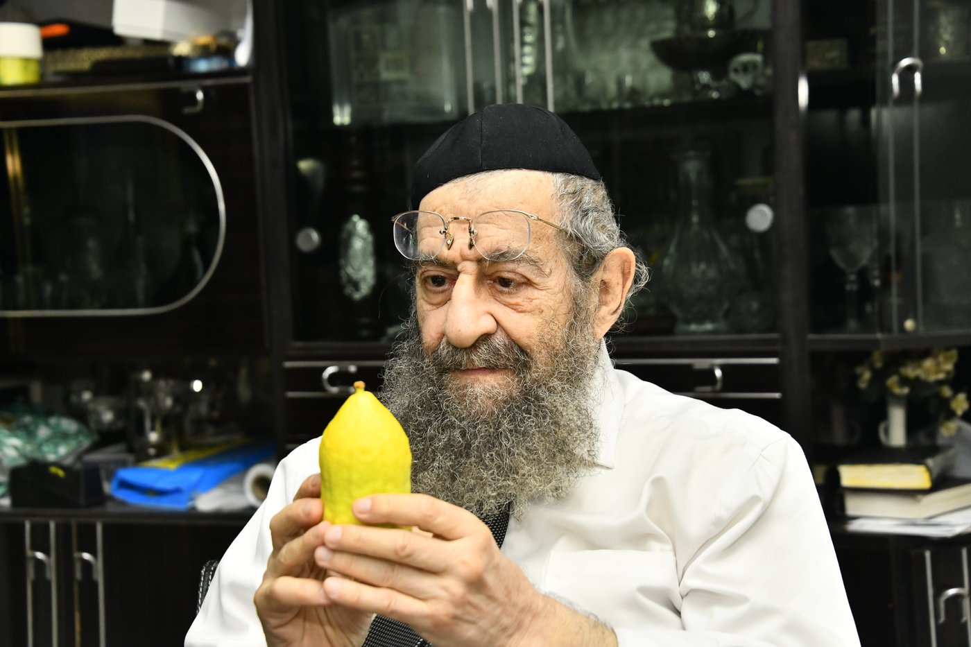 הגאון רבי מסעוד בן שמעון בבדיקת אתרוגים