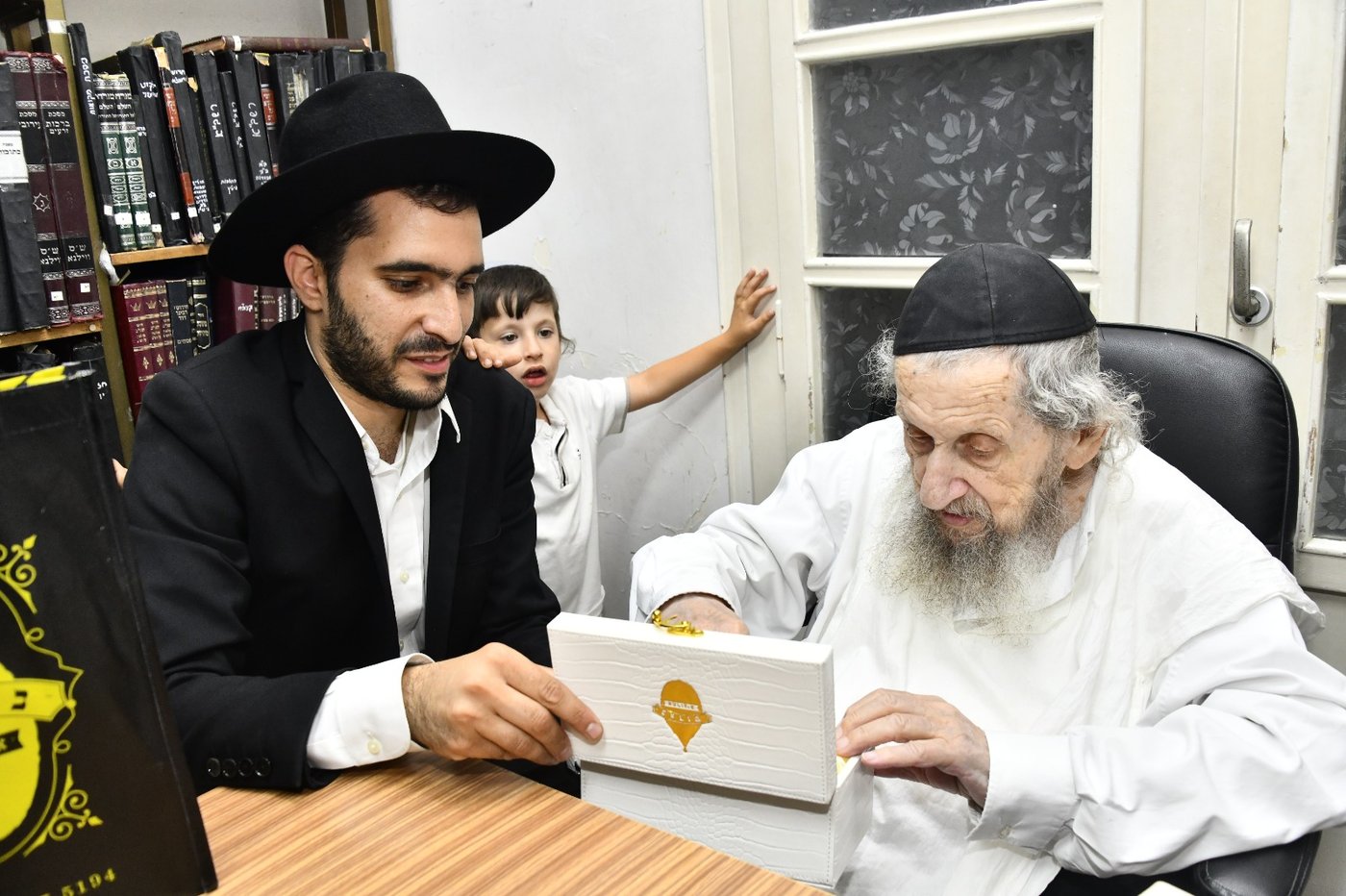 הגאון רבי דב לנדו בודק אתרוגים