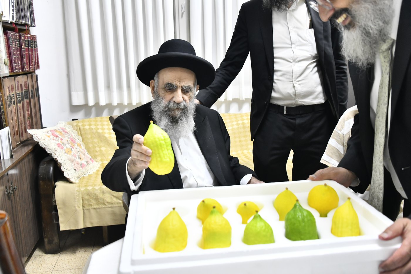 הגאון רבי משה צדקה בבדיקת אתרוגים