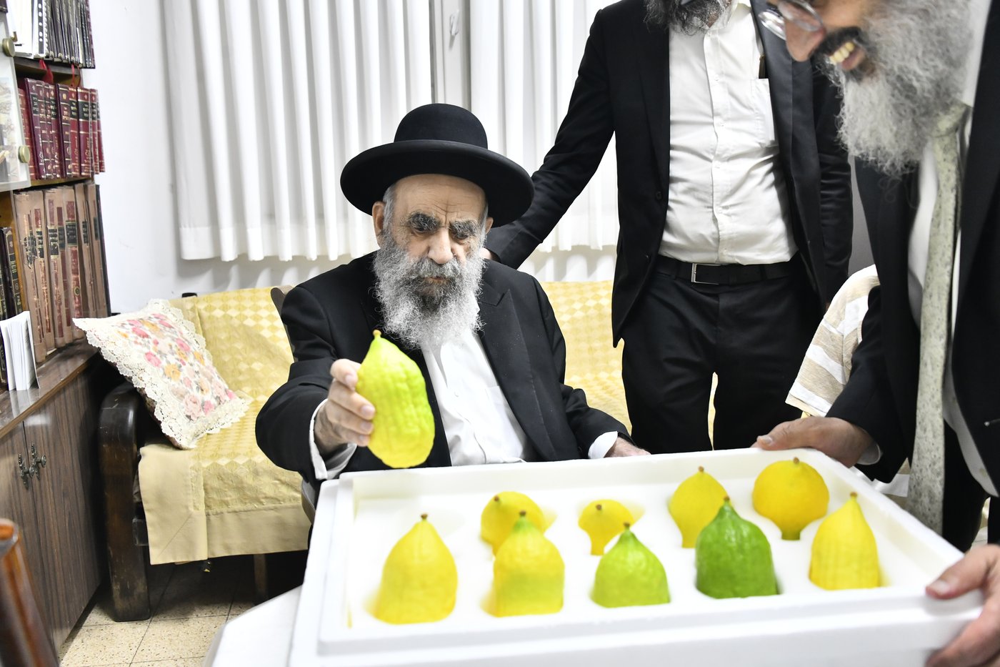 הגאון רבי משה צדקה בבדיקת אתרוגים