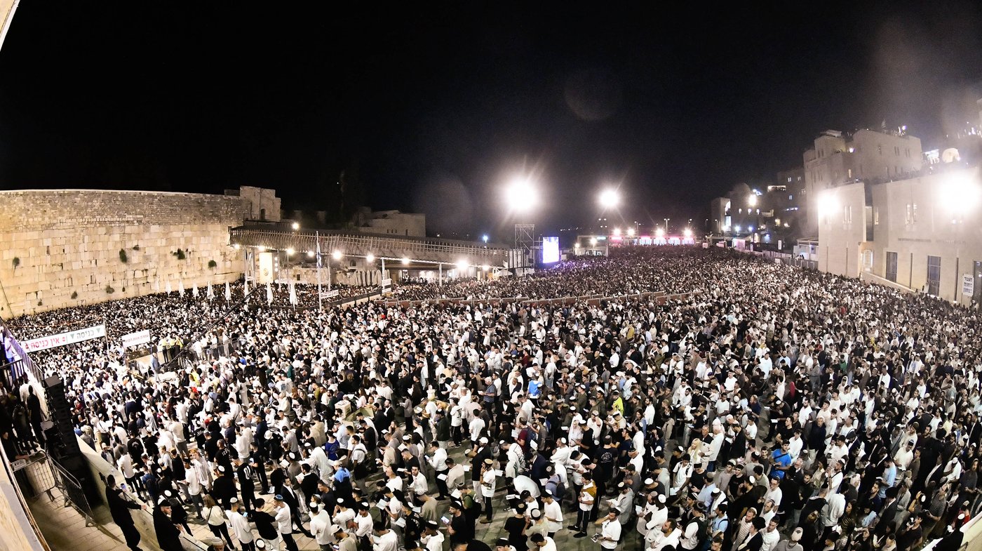 סליחות ליל שישי ברחבת הכותל המערבי
