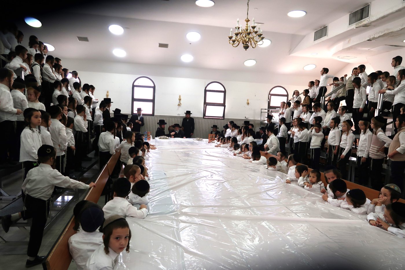 ילדי פינסק קרלין מקבלים דבש מהאדמו"ר