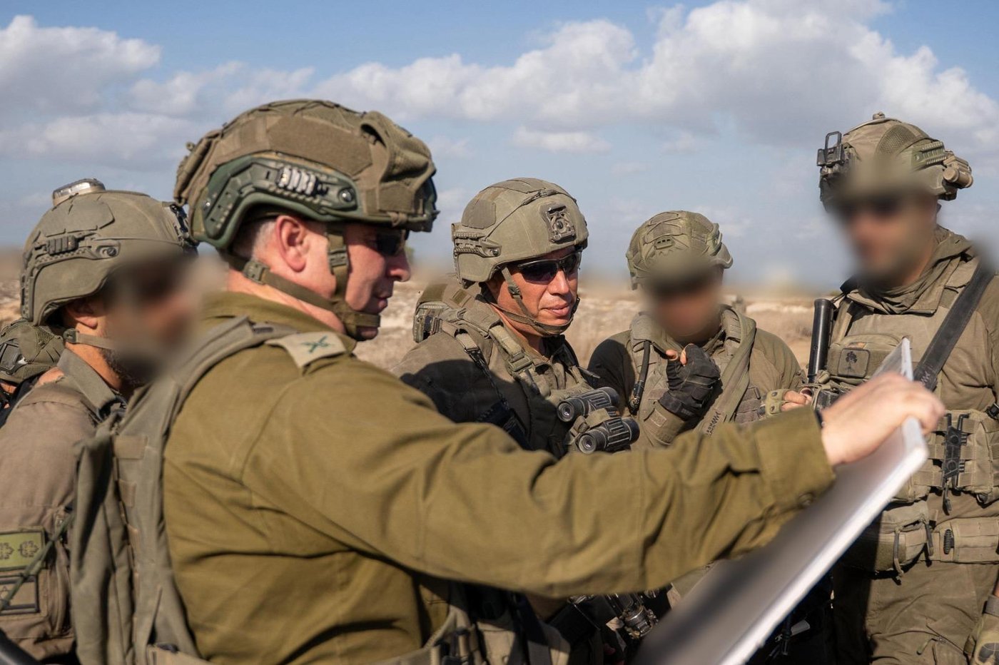שישובו בשלום: חיילי צה"ל מכינים את הטנקים - רגע לפני הכניסה לעיר הטרור | תיעוד