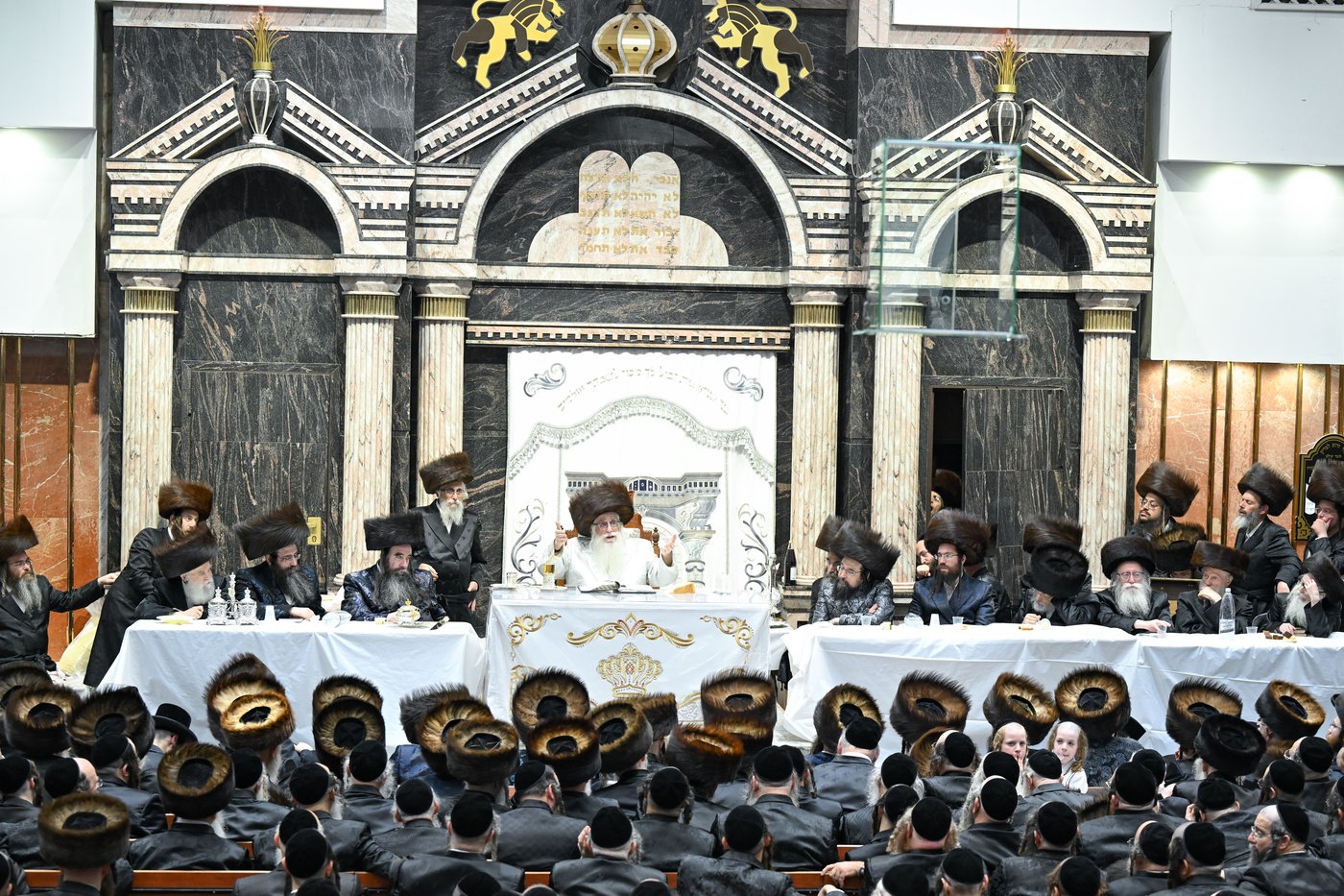 האדמו"ר מצאנז בטיש נעילת החג ר"ה