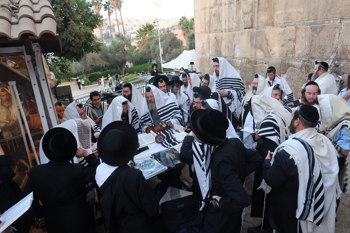 האדמו"ר ממבקשי אמונה באמירת סליחות במערת המכפלה