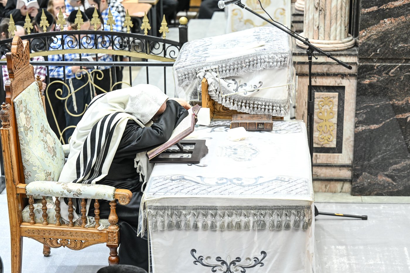 האדמו"ר מצאנז בסליחות ערב ר"ה