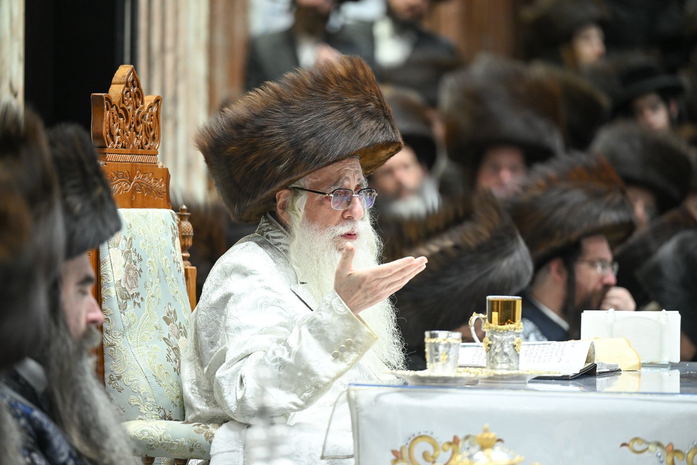 האדמו"ר מצאנז בטיש נעילת החג ר"ה