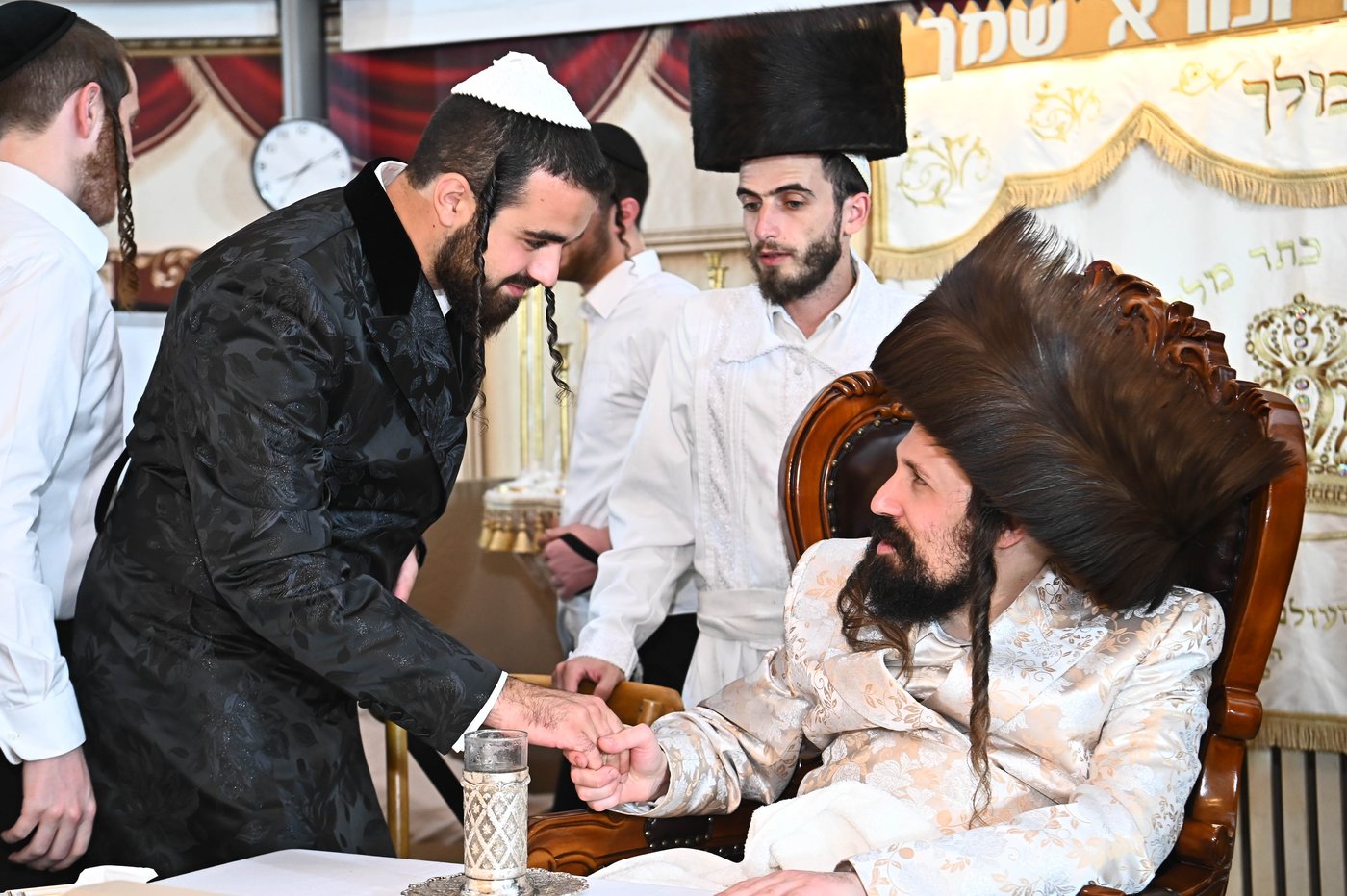 מוצאי ראש השנה בחצה"ק מעז'בוז