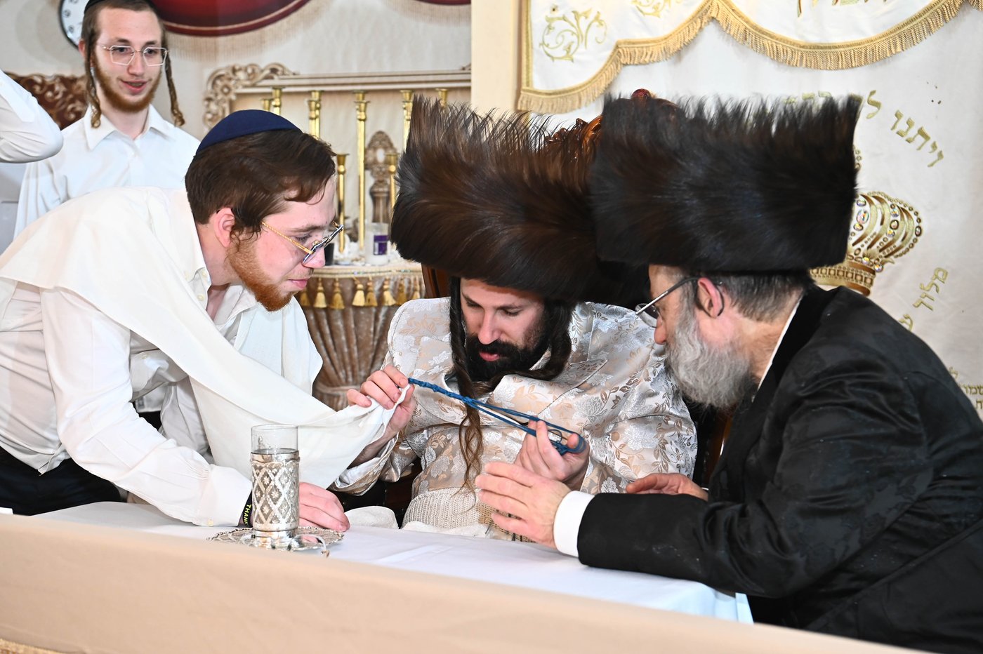 מוצאי ראש השנה בחצה"ק מעז'בוז