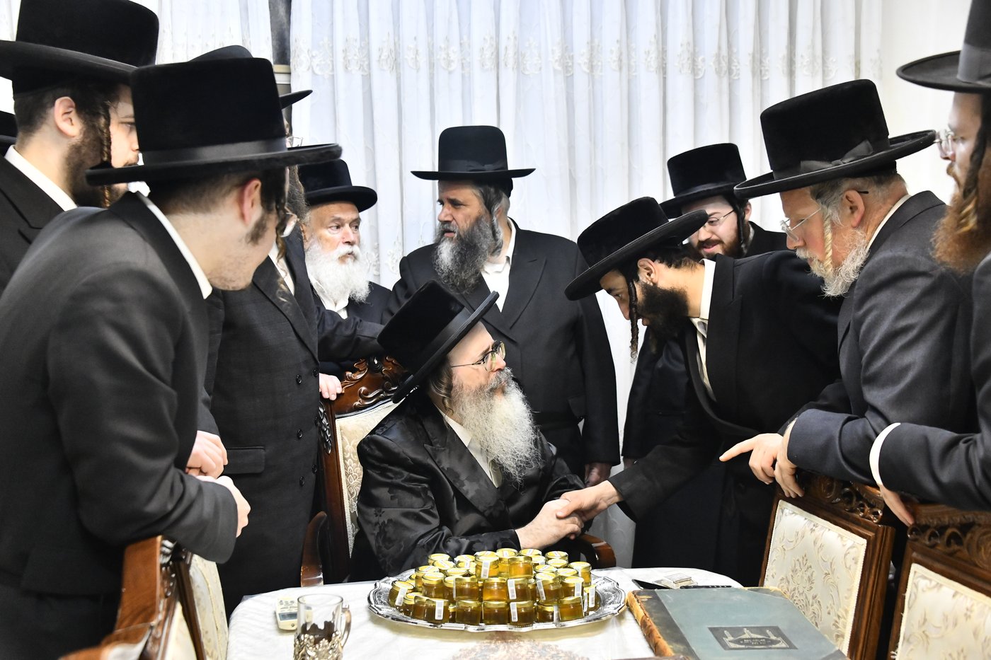 אברכי כולל "דעת משה" אצל האדמו"ר מתולדות משה