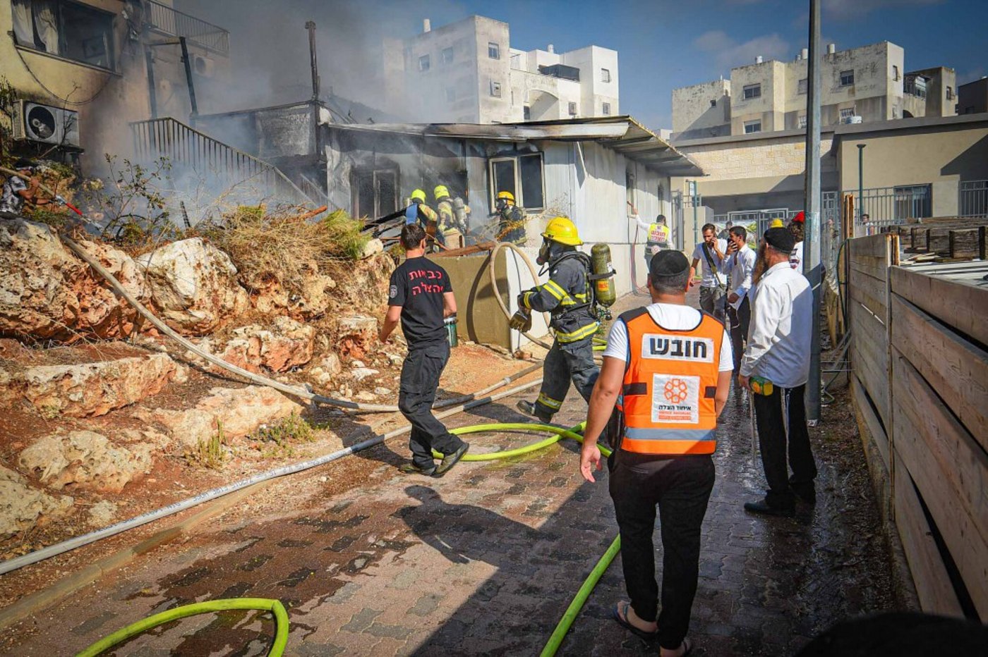 כיבוי השריפה ביישוב החרדי עמנואל