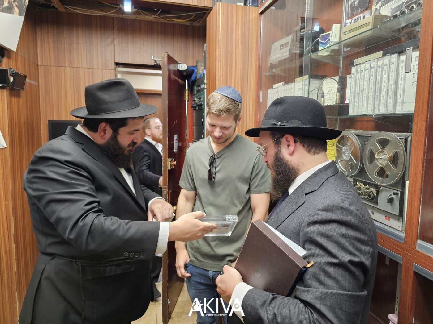 יאיר נתניהו בביקור במרכז העולמי של חסידות חב”ד