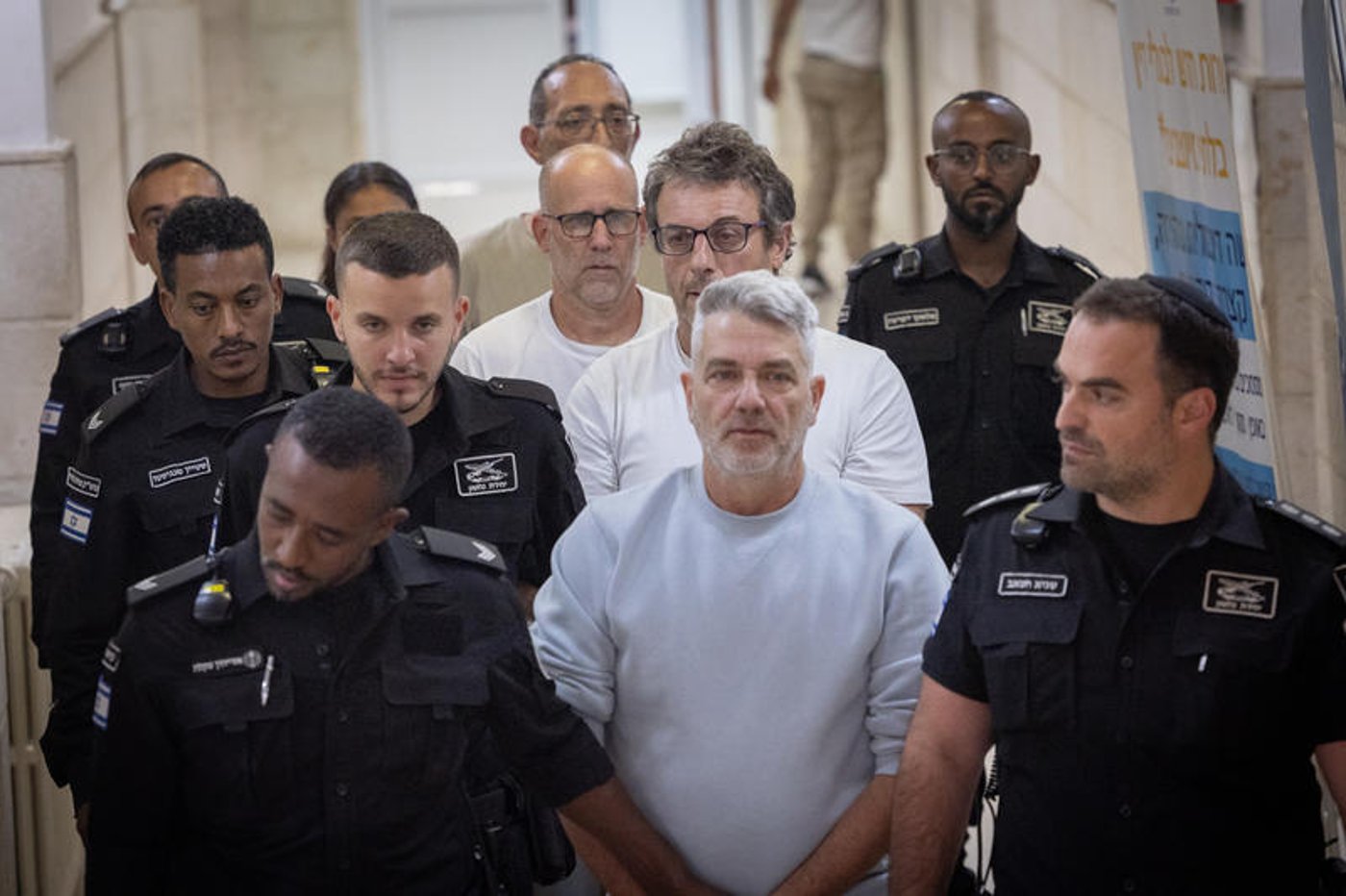 נפגשו יום לפני ותכננו "טבעת אש" סביב מעון נתניהו; הגיע מחופש עם זקן - והצית הפח "בצורה פחזנית"