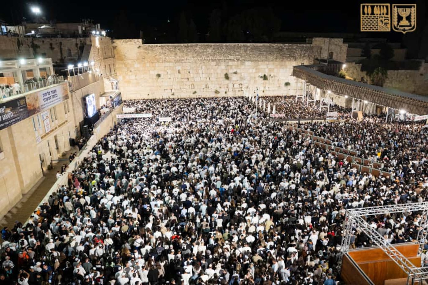תיעוד מרגש | התצפיתניות ששרדו את שבי חמאס במעמד הסליחות בכותל המערבי